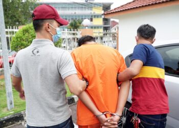 SUSPEK kes bunuh seorang lelaki di Bukit Sumpitan dekat Selama, Perak, dibawa keluar dari Mahkamah Majistret Taiping hari ini selepas perintah reman disambung tujuh hari lagi. - UTUSAN/ZULFACHRI ZULKIFLI