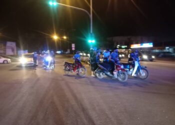 LAPAN remaja berusia antara 15 hingga 21 tahun yang disaman kerana merempit dalam Op Samseng Jalanan menolak motosikal masing-masing ke Ibu Pejabat Polis Daerah (IPD) Kemaman, semalam.