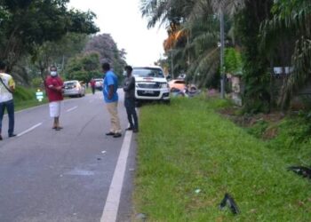 KEADAAN lokasi kemalangan membabitkan sebuah motosikal dan sebuah kenderaan pacuan empat roda di Jalan Besar Ladang Gaddes, Jempol, petang semalam. - IHSAN POLIS