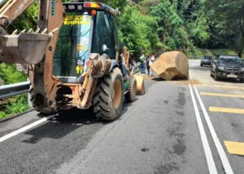 PENGGUNA jalan raya dari arah Jalan Tun  Sardon ke Jalan Paya Terubong, Pulau Pinang nyaris merempuh batu besar yang tergolek dari atas bukit dan menghalang laluan di situ petang ini.