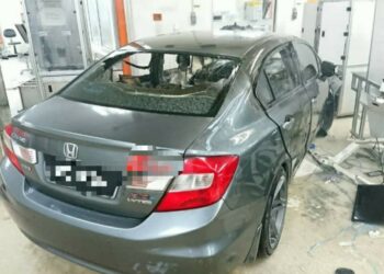 KERETA bekas pengurus yang merempuh masuk sebuah kilang di Kawasan Perindustrian Chemor di Ipoh, Perak, semalam. - IHSAN BOMBA