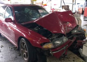 KERETA Proton Perdana yang merempuh dua meja jualan di Pasar Binjai di Kemaman hari ini.