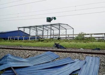 KAWASAN kejadian seorang lelaki terkena renjatan elektrik ketika cuba mengalihkan kepingan zink rumahnya yang diterbangkan angin hingga ke landasan kereta api dalam kejadian ribut di Kampung Tasek, Ipoh, Perak, Rabu lalu. - UTUSAN/ZULFACHRI ZULKIFLI