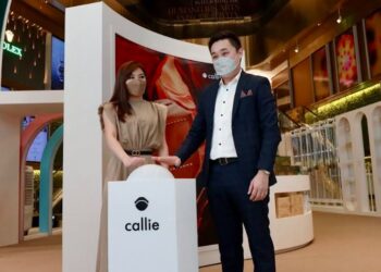 Kelly Teoh (kiri) dan Dr. Kris See melancarkan Pop-Up Callie Lab di The Starhill KL.