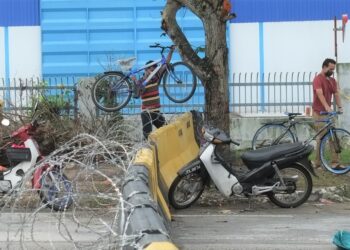 BEBERAPA warga asing tidak mengendahkan kawat duri yang dipasang pihak berkuasa. Sebaliknya mereka terus menceroboh kawasan larangan.