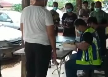 BEBERAPA individu yang ditahan atas kesalahan merentas daerah dikenakan tindakan kompaun di Kampung Kuala Lesong, Kuala Ketil, Baling semalam.