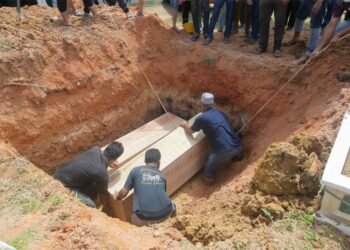 JENAZAH Mohd. Azizi Jaafar dan Jaafar Abdullah disemadikan dalam satu liang lahad di Tanah Perkuburan Baharu Kampung Wakaf Mempelam, Kuala Terengganu, hari ini. - UTUSAN/PUQTRA HAIRRY ROSLI