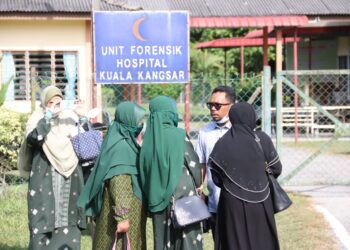 AHLI keluarga seorang daripada mangsa nahas mengorbankan lima pelajar USAS semalam   tiba di pekarangan Unit Forensik Hospital Kuala Kangsar hari ini. - UTUSAN/MUHAMAD NAZREEN SYAH MUSTHAFA