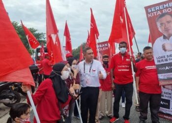 ANTHONY Loke bersama para penyokongnya pada penamaan calon 
di Parlimen Seremban, semalam.