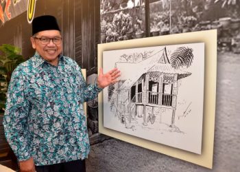 MOHAMMAD Nor Mohammad Khalid atau Lat menunjukkan karikatur Rumah Lat pada majlis pelancaran album mini bertajuk Bismillah di Ipoh, Perak, semalam. - UTUSAN/ZULFACHRI ZULKIFLI