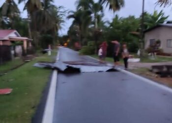 SEBAHAGIAN daripada bumbung rumah penduduk yang diterbangkan angin kencang dalam kejadian ribut di Kampung Sungai Tiang, Pendang, Kedah, semalam.