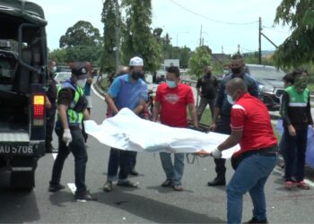 ORANG ramai membantu mengangkat mayat Nik Muhammad Haikal Nik Zulkifli yang kemalangan di Jalan Tengku Mizan berhampiran Kampung Tebauk di Kuala Nerus, Terengganu, hari ini.