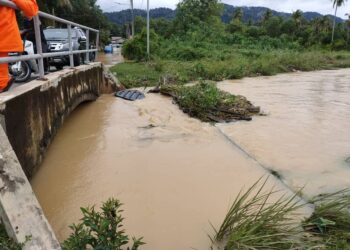 PARAS air sungai di Kampung Bugis, Beserah, kelihatan tinggi dan mengalir deras akibat hujan lebat semalaman, di Kuantan, Pahang. - UTUSAN/ DIANA SURYA ABD WAHAB