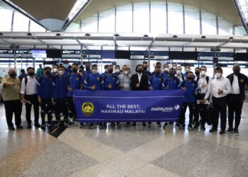 PEMAIN Harimau Malaya berlepas ke Singapura semalam untuk menghadapi tiga perlawanan persahabatan bermula dengan menentang Filipina hari ini. – IHSAN FAM