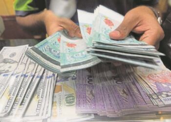 Ringgit kini didagangkan lebih rendah berbanding dolar pada kadar 4.42. – GAMBAR HIASAN