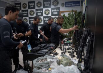 ANTARA senjata yang dirampas daripada pertempuran antara polis dan kumpulan di syaki pengedar dadah di Rio De Jeneiro, Brazil pada awal pagi Khamis. - AFP