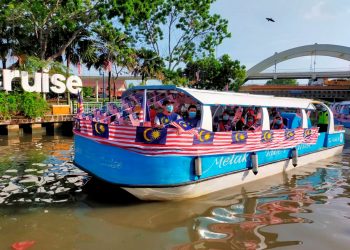 POTONGAN diskaun 50 peratus diberikan kepada semua petugas barisan hadapan yang menaiki bot Melaka River Cruise sehingga hujung November ini di Melaka.