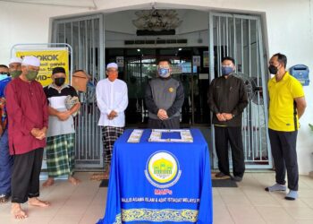 TUANKU Syed Faizuddin Putra Jamalullail (tiga dari kanan) berkenan berangkat menyerahkan sumbangan MAIPs kepada 30 orang asnaf terpilih dalam kalangan anak kariah Masjid Sirajuddin, Padang Pauh, Kangar, Perlis, hari ini.