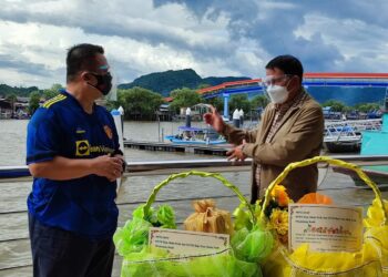 TUANKU SYED FAIZUDDIN PUTRA JAMALULLAIL (kiri) berkenan berangkat menyempurnakan penyerahan sumbangan CSR DZ Bikers Malaysia kepada 250 buah keluarga di Thamalang Hulu dan Thamalang Hilir, Wilayah Satun, Thailand di Jeti Kastam Kuala Perlis, semalam.