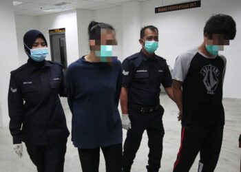 KEDUA-DUA tertuduh didakwa di Mahkamah Majistret Kota Bharu, Kelantan, hari ini atas dua pertuduhan mengedar dan memiliki dadah jenis methamphetamine dua minggu lalu. - UTUSAN/ ZULHANIFA SIDEK