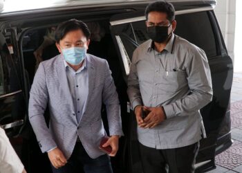 PAUL Yong Choo Kiong (kiri) tiba di Mahkamah Tinggi Ipoh hari ini bagi menghadapi tuduhan kes rogol pembantu rumah warga Indonesia.  – UTUSAN/ZULFACHRI ZULKIFLI