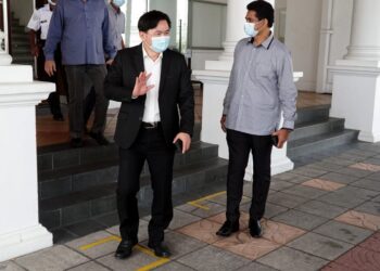 PAUL Yong Choo Kiong (kiri) selepas perbicaraan kes rogol pembantu rumah warga Indonesia di Mahkamah Tinggi Ipoh, Perak,  hari ini.  – UTUSAN/ZULFACHRI ZULKIFLI