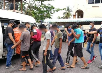 10 remaja lelaki dibawa masuk ke dalam kenderaan selepas permohonan menyambung perintah tahanan reman dibenarkan Mahkaman Sesyen Kemaman, Terengganu hari ini. 

Gambar : NIK NUR IZZATUL HAZWANI NIK ADNAN