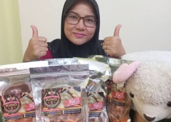 1)	Rohaya  Ali bersama produk Kambing Perap King 3 Rasa yang dihasilkan.