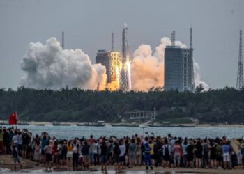 ROKET Long March 5B yang membawa modul utama stesen angkasa lepas, dilancarkan dari Pusat Pelancaran Angkasa Lepas Wenchang, wilayah Hainan, selatan China, minggu lalu. - AFP