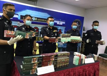 AFZANIZAR Ahmad (tengah) menunjukkan rokok yang dirampas dalam serbuan di Plaza Sungai Udang ketika sidang akhbar di IPD Melaka Tengah, Melaka. UTUSAN/ DIYANATUL ATIQAH ZAKARYA