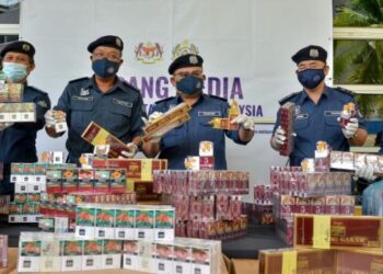 ABDUL Latif Abdul Kadir (tengah) menunjukkan rokok putih pelbagai jenama yang dirampas dalam dua serbuan pada 31 Mac lalu dalam sidang akhbar di Pejabat JKDM di Kuala Terengganu, hari ini. - FOTO/PUQTRA HAIRRY ROSLI 