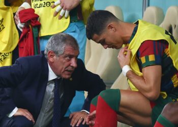 FERNANDO Santos merehatkan Ronaldo di bangku simpanan ketika menentang Switzerland.