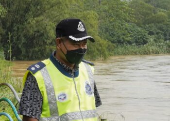 BAHARUDIN Abdullah meninjau keadaan banjir di Kampung Pasir Raja, Dungun, semalam. - NIK NUR IZZATUL HAZWANI NIK ADNAN