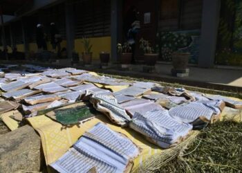 ANTARA naskah al-Quran yang rosak akibat banjir pada minggu lalu di Sekolah Kebangsaan (SK) Rantau Panjang, Kuala Selangor, Selangor.