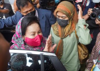 ROSMAH Mansor ketika pulang selepas memberi sokongan kepada suaminya yang menghadiri perbicaraan kes 1MDB di Mahkamah Tinggi Kuala Lumpur, di sini hari ini. -UTUSAN/SHIDDIEQIIN ZON