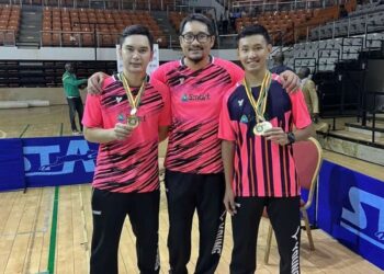 Rosman Razak (tengah) ketika membimbing pasukan badminton Filipina.