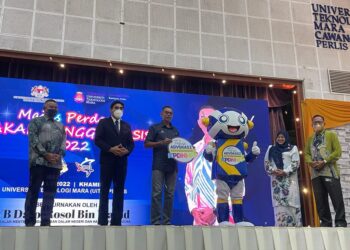 ROSOL Wahid (tiga dari kiri) merasmikan Majlis Perdana Gerakan Pengguna Siswa (MPGPS) 2022 di Universiti Teknologi Mara (UiTM) Arau, Perlis di sini hari ini.- UTUSAN/NAZLINA NADZARI