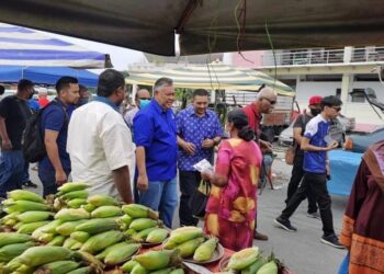 ROZABIL Abd. Rahman beramah mesra bersama penduduk di Arau, Perlis.- UTUSAN