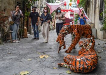 MASYARAKAT Cina mementingkan semangat kekeluargaan dan keharmonian kerana percaya berkumpul dan makan bersama akan mendorongnya terus berkekalan. – UTUSAN/AMIR KHALID