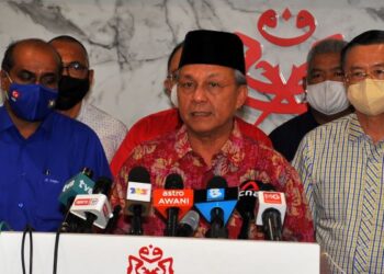 MENTERI Besar Johor, Datuk Hasni Mohammad mengadakan sidang akhbar mengenai pembubaran DUN Johor bagi mengadakan pilihan raya negeri, baru-baru ini. – UTUSAN/RAJA JAAFAR ALI