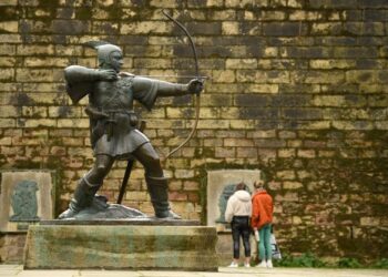 TUGU Robin Hood yang dibina di tengah Nottingham, England.-AFP