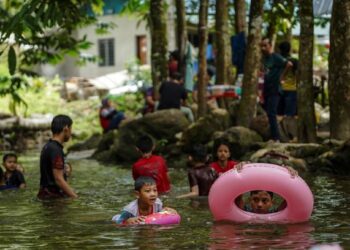 Aktiviti sosial termasuk pendidikan dan sukan dijangka mula dibuka secara berperingkat selepas 40 peratus rakyat Malaysia menerima dos kedua vaksin Covid-19.