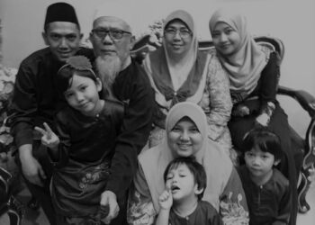 GAMBAR kenangan Muhd. Akmal Shamsudin bersama ayahnya (berkopiah), ibu (duduk, dua dari kanan) dan adik bongsu (duduk bawah, bertudung) di rumah mereka di Pasir Gudang, Johor.