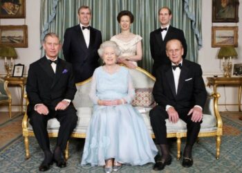 RATU Elizabeth dan Putera Philip bersama anak mereka. – AFP