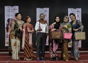 TEATER Nyonya mengangkat isu semasa yang berlaku dalam masyarakat.