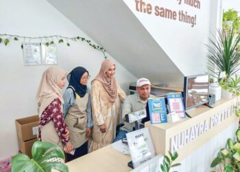 Nurul Asyikin dan suami, Baharudin bersama pekerja di Nuhayra Brew & Nuhayra Pretty Leaf.