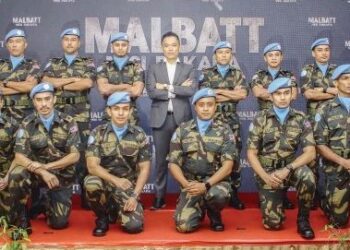 ADRIAN (tengah) bersama barisan pelakon Malbatt Misi Bakara.