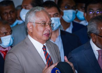 Najib Tun Razak ketika sidang akhbar selepas disabitkan bersalah atas kesalahan pecah amanah, salah guna kuasa dan penggubahan wang haram dana SRC International bernilai RM42 juta di perkarangan Kompleks Mahkamah Kuala Lumpur pada 28 Julai. -UTUSAN/ MUHAMAD IQBAL ROSLI