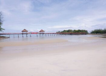 PANTAI Cahaya Negeri menjadi lokasi tumpuan untuk pengunjung berkhemah.