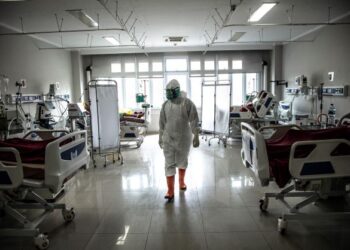 PETUGAS kesihatan melakukan pemeriksaan di unit rawatan rapi Hospital Bogor, Jawa Barat yang menempatkan pesakit Covid-19.-AFP